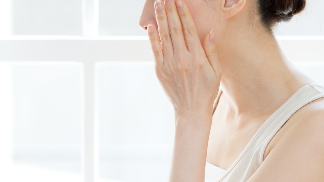 敏感肌だとニキビができやすい？大人ならではの原因とスキンケアのポイント