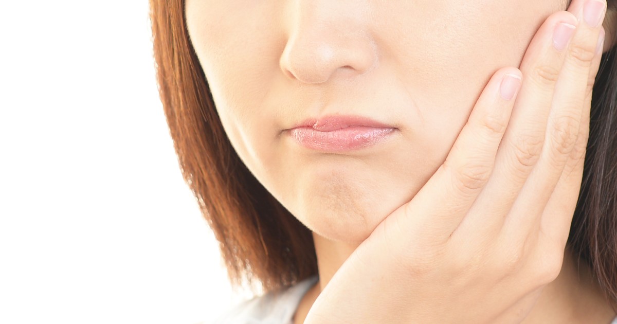 嫌な毛穴の白い詰まりを取り除く方法とは？角栓ができる原因とNGなケアを解説