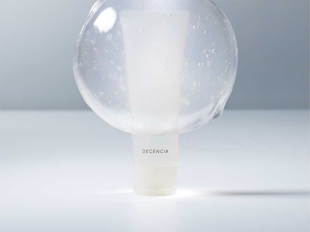 ぷるぷるの⽔感につつまれて、⽑⽳まわりまでつるんと洗えるジェルクレンジング。