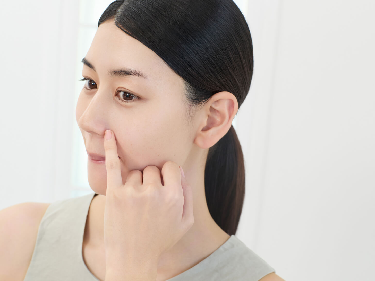 力の入りづらい小指を使って、小鳥タッチでポンポン