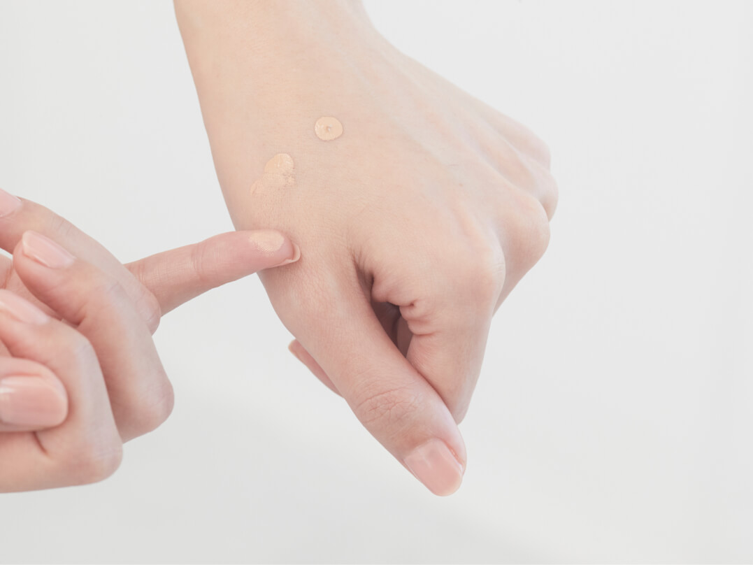 手の甲をパレットのように使って、量をコントロールしましょう