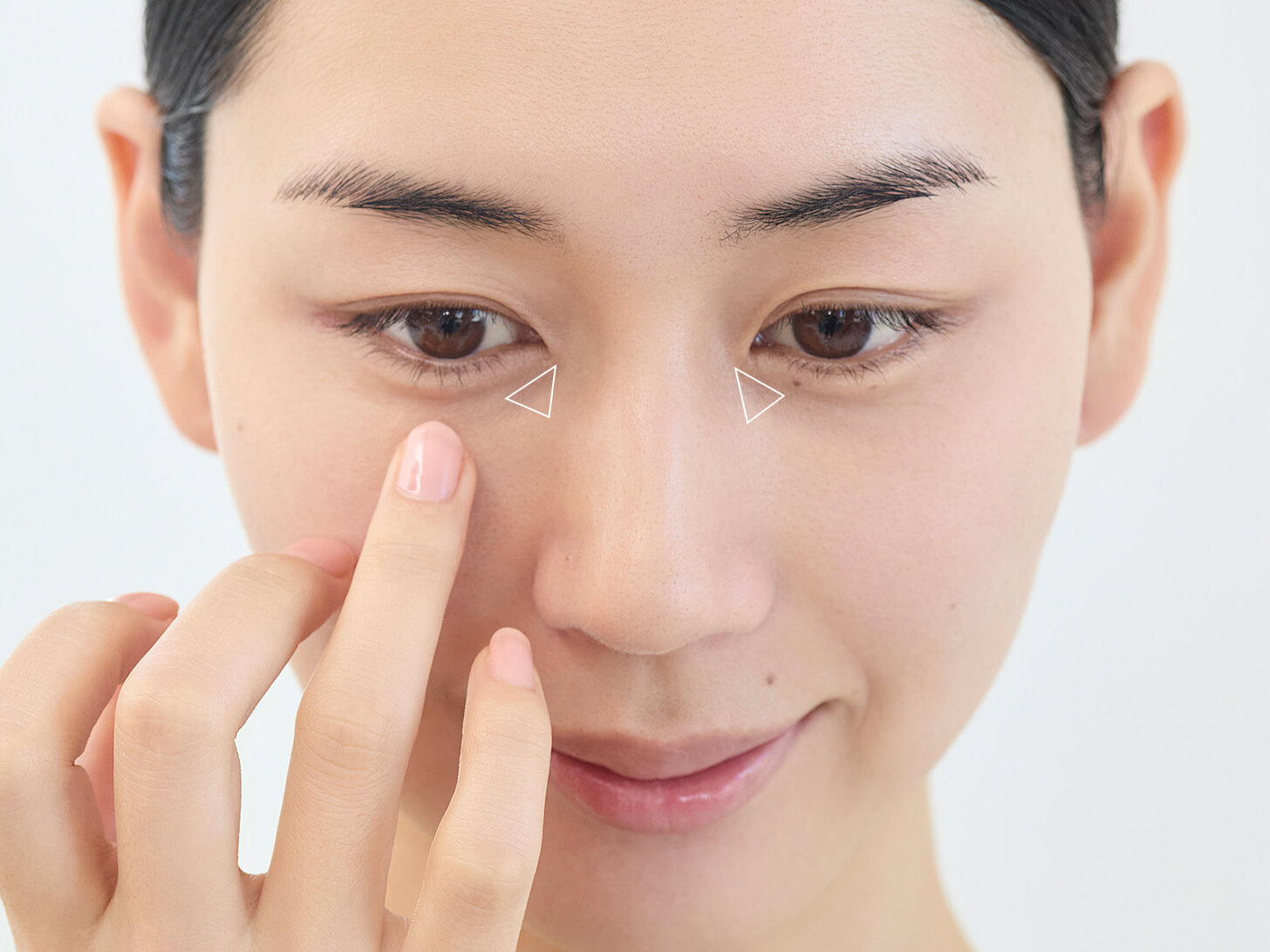 涙袋の下のクマの濃い部分だけに、ピンポイントでのばします