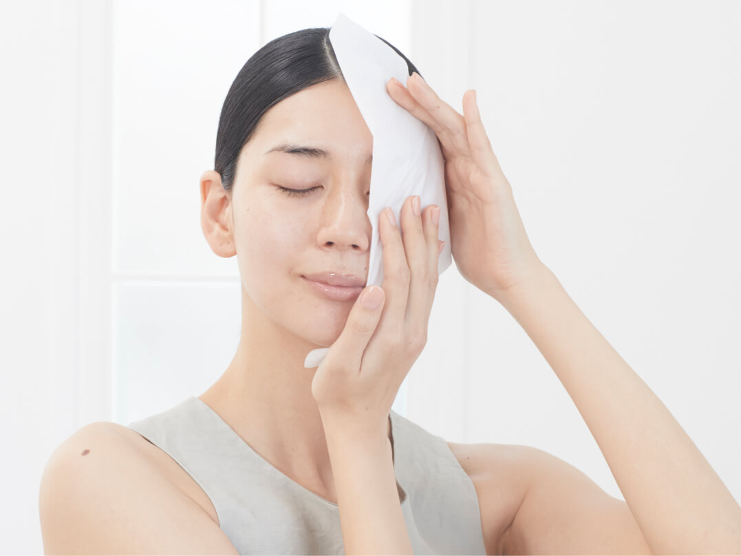 まだズルズルしていたら、顔の丸みに手をそわせるようにティッシュオフ