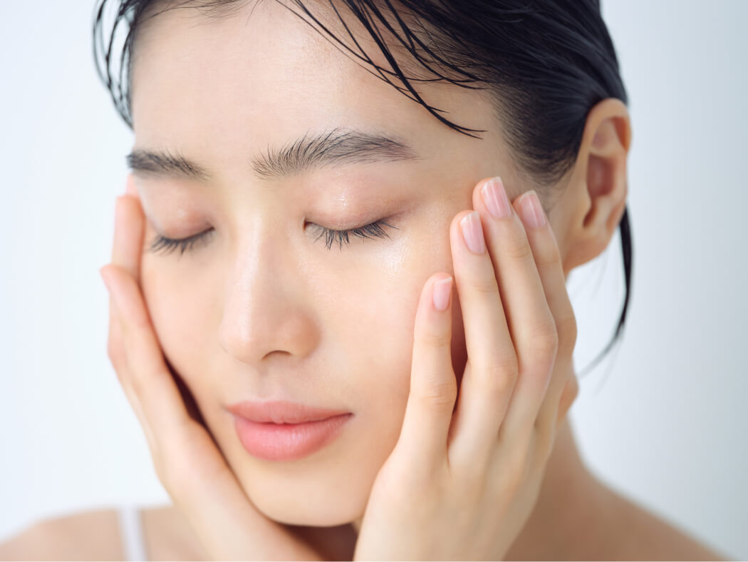 手の温かさを顔に伝えるようにハンドプレス。これだけで浸透感にも血行促進にもアプローチ