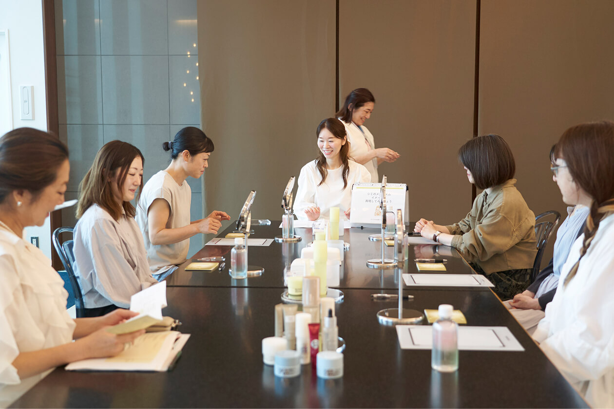 大きなテーブルを囲み和やかな雰囲気で行われたイベントの様子