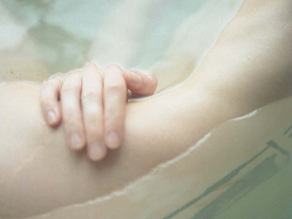 そのツヤ、うるおいではなくて、汗・皮脂によるものでは？
