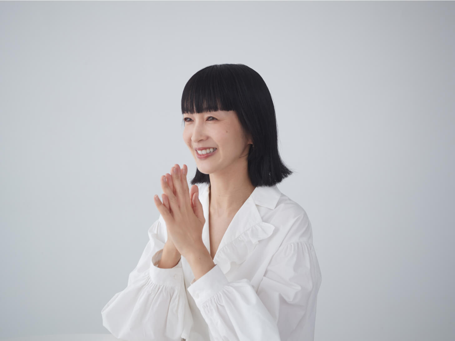 朝起きたら、まずは肌状態をチェック。メークは離れて見え方チェックを。