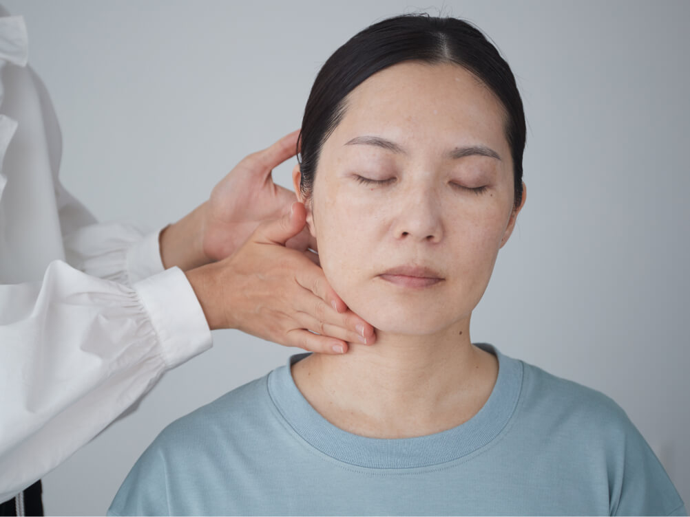 下地は全顔に塗らないのがコツ。立体感のあるワントーン明るい印象へ。