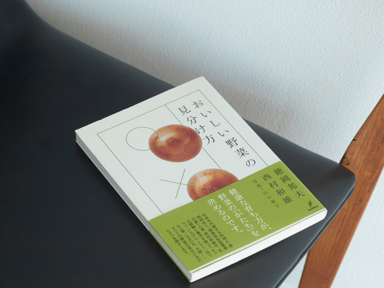 肌も、日々きちんと育てることが大切です。健全な栄養を、基本のお手入れから。