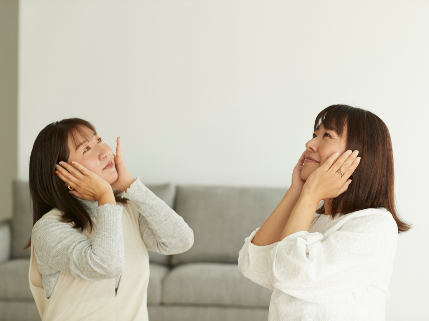 「上向きな肌を目指して、上を向いてケアしているんです」（中村）