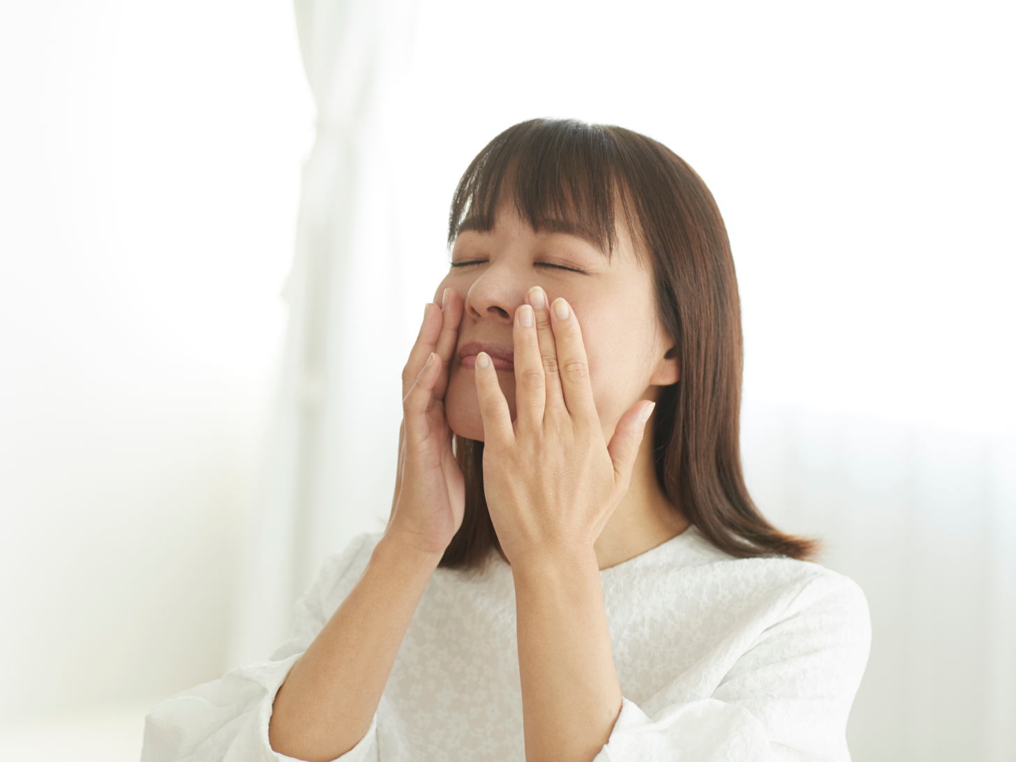「上向きな肌を目指して、上を向いてケアしているんです」（中村）