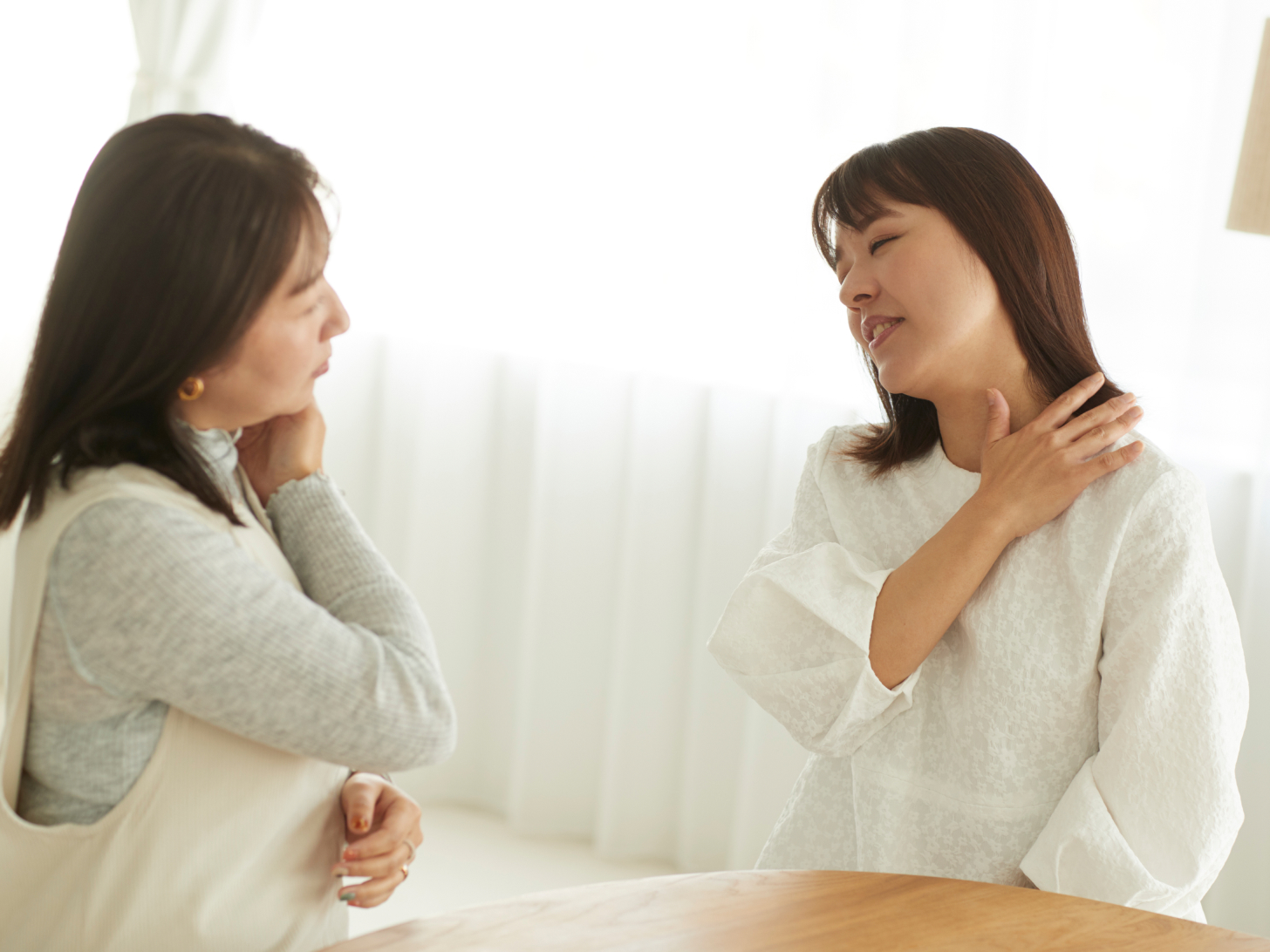「そして、顔はもちろんですが、首まわりのシワケア、を徹底しています」（渡邉）