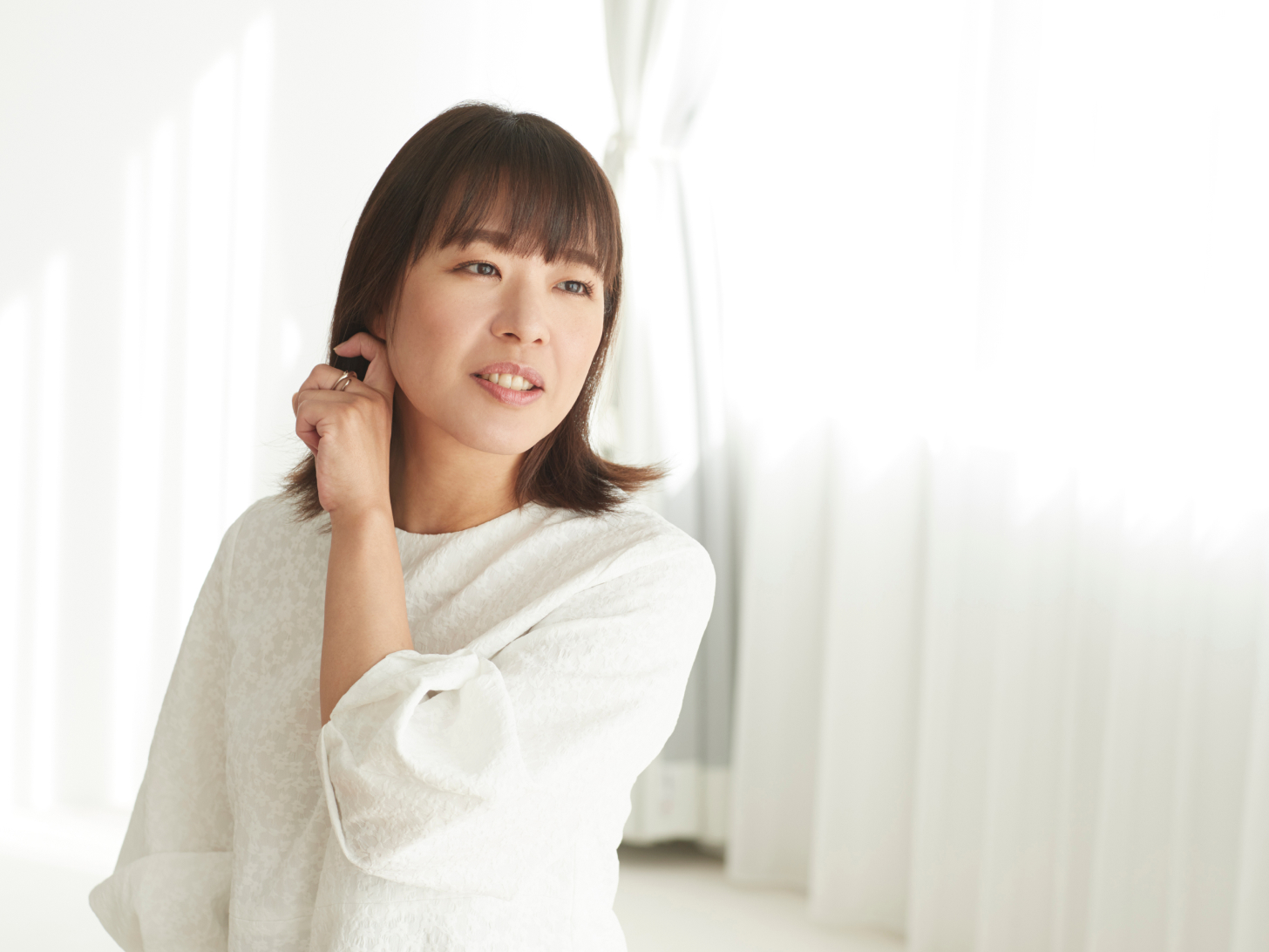 「そして、顔はもちろんですが、首まわりのシワケア、を徹底しています」（渡邉）