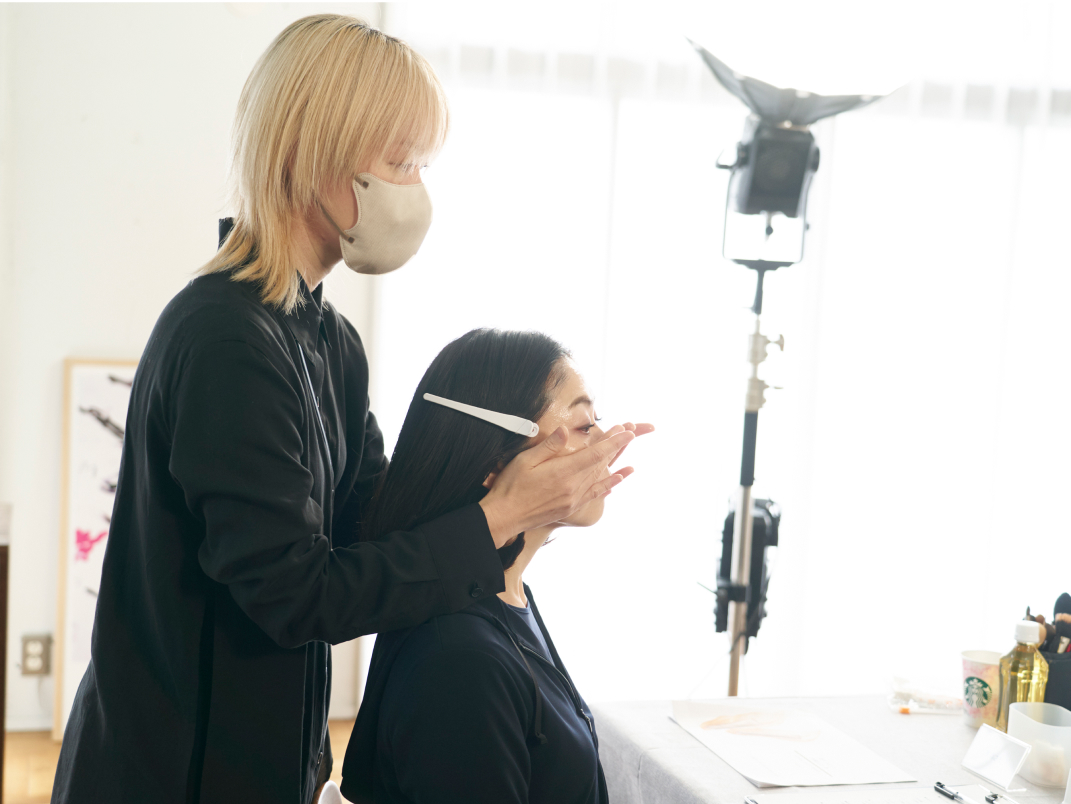 ポイントはベースメーク前の保湿。丁寧すぎる手の感触に驚きの声が。