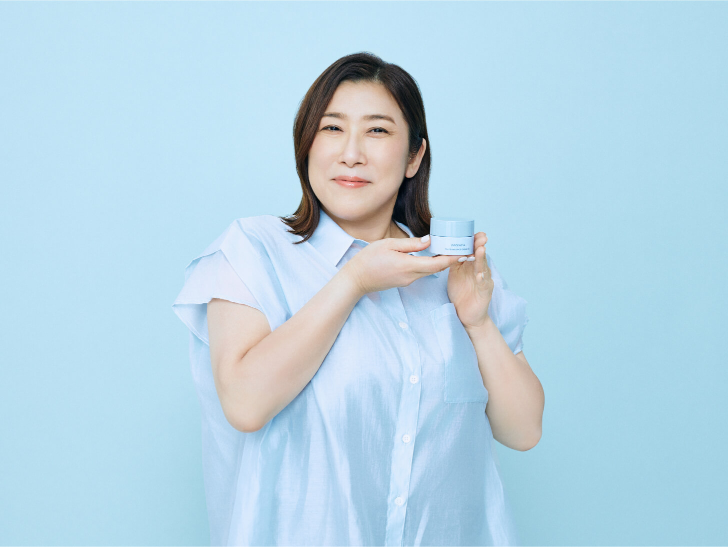 大切な肌をラッピングするように。肌をうるおいで包み込む、守り役のようなクリーム。